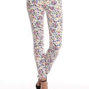 Great for spring! Cute floral skinny jeans 💐